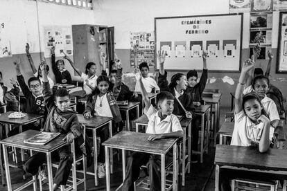 Un grupo de jóvenes estudiantes en un colegio público en La California ubicada en el este de Caracas. En los últimos años, las escuelas públicas se han visto más afectadas por la escasez de alimentos, hasta el punto de que muchos no pueden ofrecer el almuerzo a los jóvenes. 