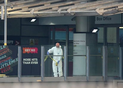 Un policía forense acordona una de las puertas de entrada del Manchester Arena.