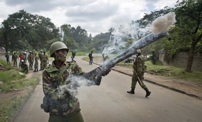 Un policía antimotines dispara gases lacrimógenos a partidarios de la oposición durante una protesta en el centro de Nairobi, Kenia.