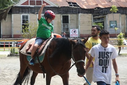 Cada sábado, la familia de Selvin Morales recorre las tres horas de distancia que separan su ciudad del centro de equinoterapia.