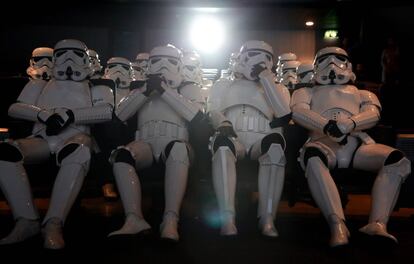 Fanáticos de Star Wars de la legión británica 501 y la base rebelde Elstree en una sala de cine en Londres (Reino Unido).