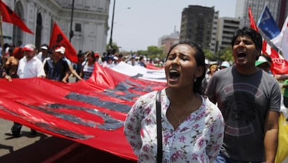 Miles de peruanos se manifiestan en contra de la Ley Laboral Juvenil este lunes.