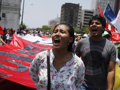 Milhares de peruanos se manifestam contra a Lei Trabalhista Juvenil, na segunda-feira.