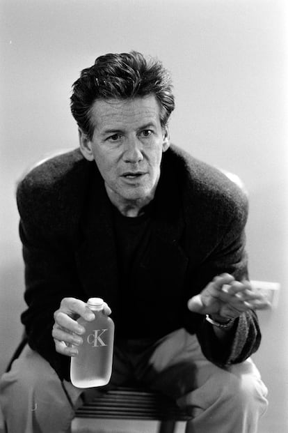 CK One (1994). El nariz español Alberto Morillas tradujo el minimalismo de Calvin Klein en este jugo sin género que rompió con las reglas de la perfumería comercial.