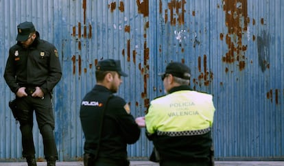 Varios policías custodian la puerta del CIE de Valencia.