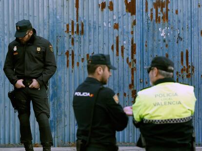 Varios policías custodian la puerta del CIE de Valencia.