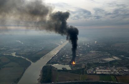 Una columna de humo oscuro se levanta sobre la ciudad alemana de Ludwigshafen como consecuencia de una explosión en una planta de la compañía BASF. 