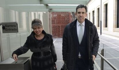 El fiscal jefe, Josu Izaguirre y la fiscal de menores, Carmen Cotelo, saliendo esta mañana del Parlamento.