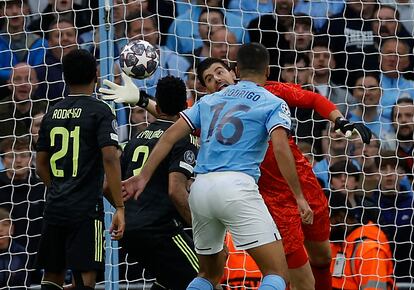 El portero del Real Madrid, Thibaut Courtois, ataja con una mano el remate de Haaland. 