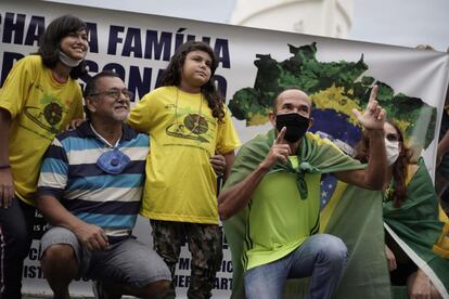 Simpatizantes de Jair Bolsonaro fazem ato a favor do presidente em Copacabana, no Rio de Janeiro.