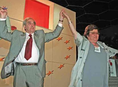 Fernando Morán y Cristina Almeida, en el cierre de campaña de las elecciones municipales y autonómicas de 1999.