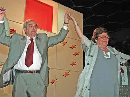 Fernando Morán y Cristina Almeida, en el cierre de campaña de las elecciones municipales y autonómicas de 1999.