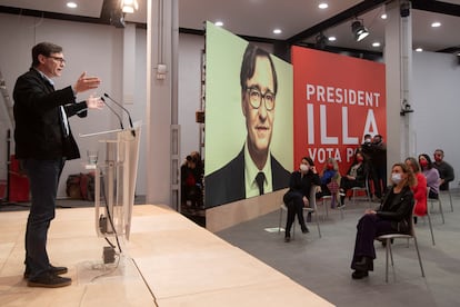 El candidato del PSC a la Generalitat, Salvador Illa, en un acto de campaña este domingo en Barcelona.