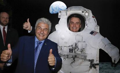 Bolsonaro posa de astronauta ao lado do ministro da Ciência e Tecnologia, Marcos Pontes, por ocasião do dia da Independência dos EUA, na embaixada norte-americana.