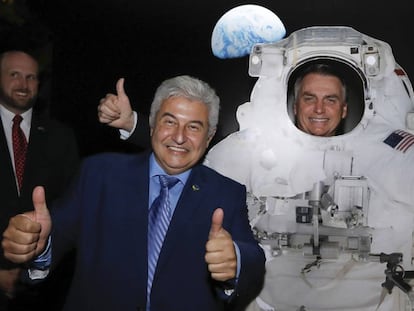 Bolsonaro posa de astronauta ao lado do ministro da Ciência e Tecnologia, Marcos Pontes, por ocasião do dia da Independência dos EUA, na embaixada norte-americana.