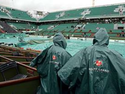 La pista de Roland Garros, cubierta con una lona para reservarla de la lluvia que ayer obligó a suspender la jornada.