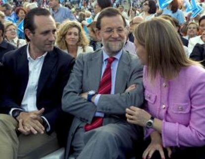 Mariano Rajoy, José Ramón Bauzá y María Salom en Palma de Mallorca.