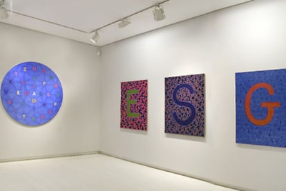 Visión de la exposición <i>Letras,</i> de Alfredo Alcaín, en la galería Elvira González.