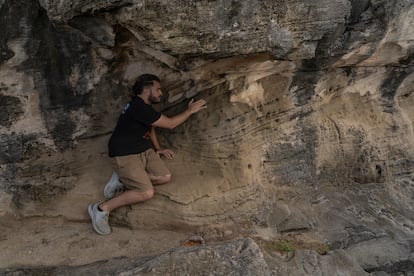 “Es un patrimonio no solo para los puertorriqueños, sino para el Caribe, porque los tainos eran el pueblo originario que habitaba la zona”, cuenta Lauce Colón, portavoz de la organización 'Defendiendo la Cueva del Indio'. Esto, y su estratégica ubicación sobre el Punto Las Tunas, en el barrio Islote de Arecibo, llevaron a que se declarara la Cueva del Indio como Sitio Arqueológico en 1988, Reserva Natural en 1992 y Reserva Marina en 2015.