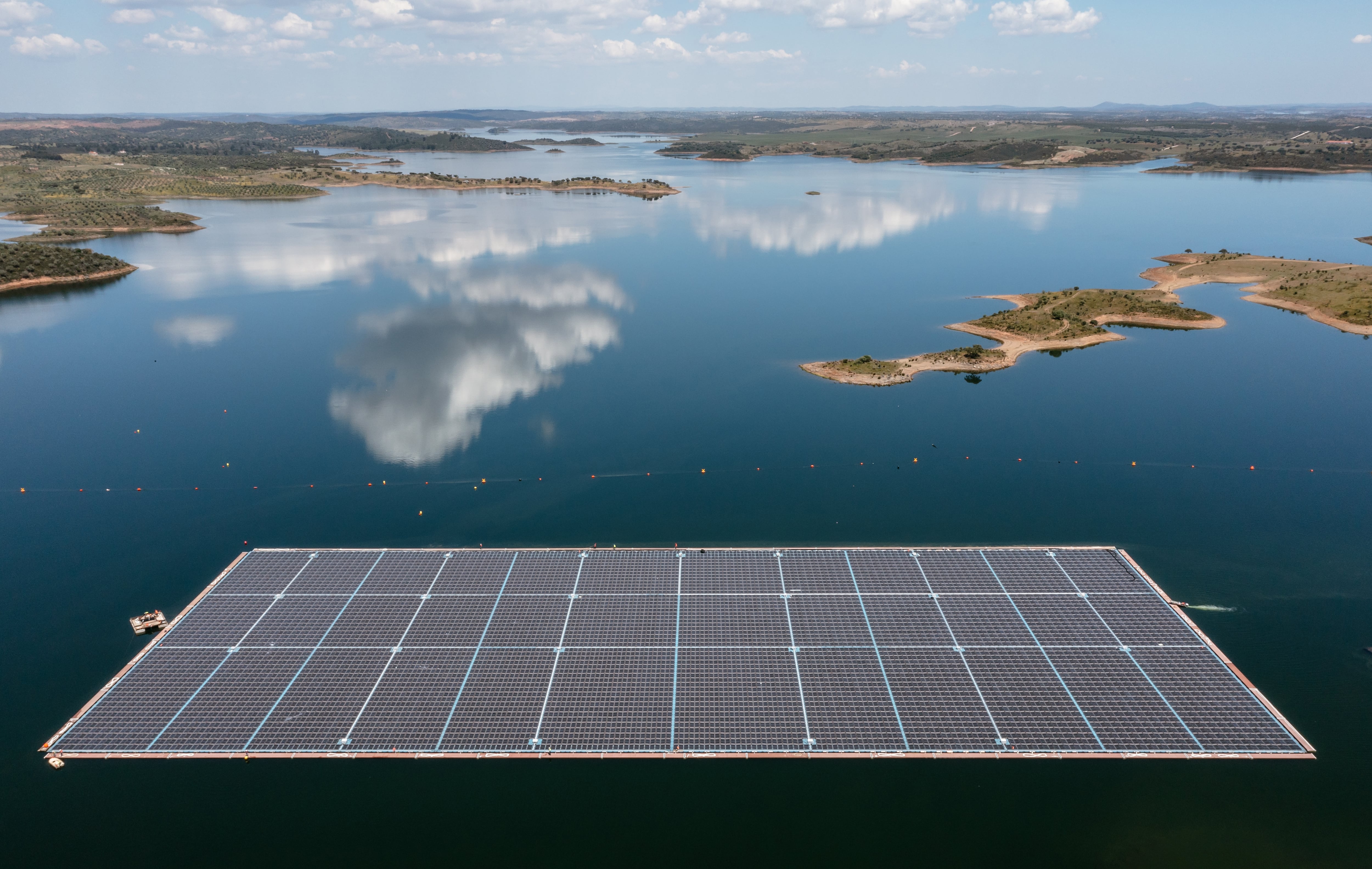 Paneles solares en Alqueva, Portugal.