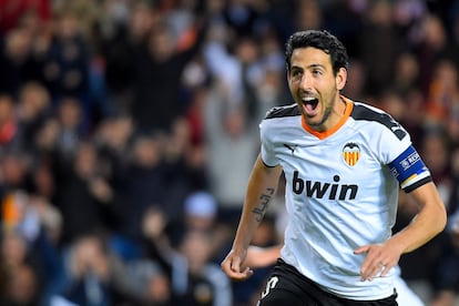 Dani Parejo celebra un gol con el Valencia.