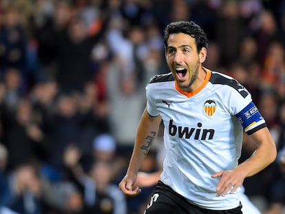 Dani Parejo celebra un gol con el Valencia.