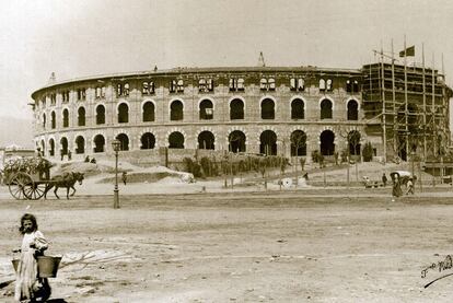 Foto histórica de la construcción de la Plaza de Toros de las Arenas de Barcelona a principios del siglo XX.