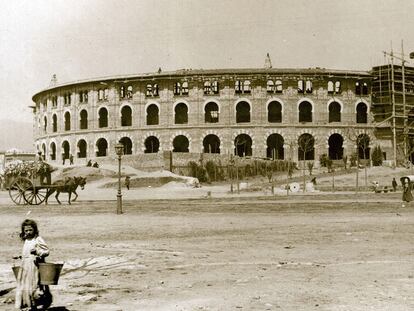 Foto histórica de la construcción de la Plaza de Toros de las Arenas de Barcelona a principios del siglo XX.