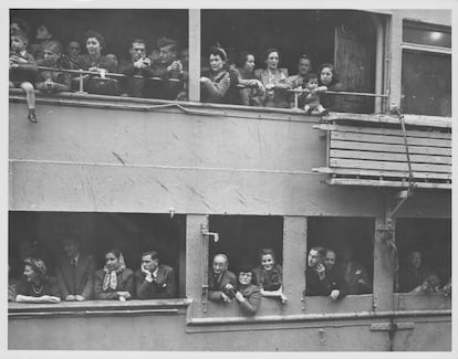 Refugiados europeos, desplazados durante la Segunda Guerra Mundial, llegando a Nueva York, alrededor de 1945-1950.