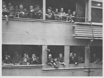 Refugiados europeos, desplazados durante la Segunda Guerra Mundial, llegando a Nueva York, alrededor de 1945-1950.