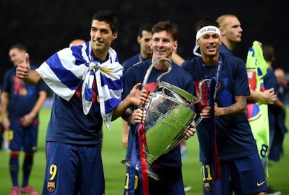 Luis Suárez, Messi y Neymar, en Berlín tras ganar la Copa de Europa.