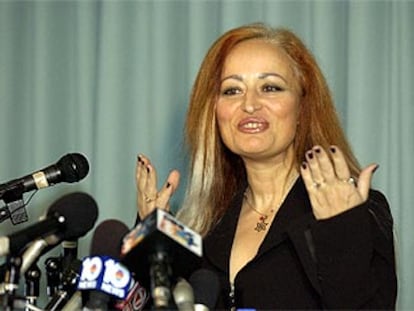 La obispa raeliana Brigitte Boisselier anuncia en Miami la clonación de un bebé.