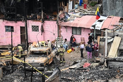 Bomberos trabajan en el sitio del desastre.