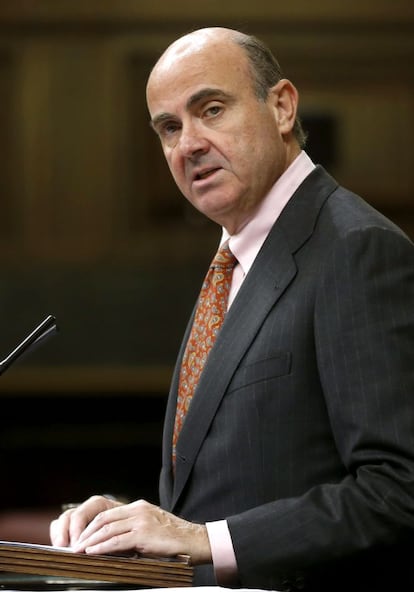 GRA338. MADRID, 11/11/2014.- El ministro de Econom&iacute;a, Luis de Guindos, durante su intervenci&oacute;n en el pleno del Congreso donde se debate el dictamen sobre el proyecto de ley de Presupuestos Generales del Estado de 2015. EFE/Chema Moya