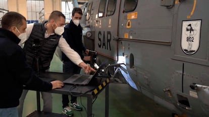 El equipo de Sicnova realiza trabajos en un helicóptero del Ejército del Aire.