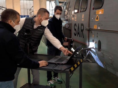 El equipo de Sicnova realiza trabajos en un helicóptero del Ejército del Aire.