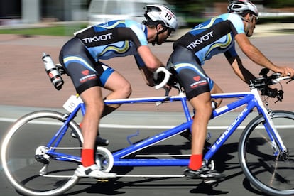 Participantes en la modalidad de tándem en la contrarreloj de la Copa del Mundo UCI disputada en las campas de Salburua de Vitoria.