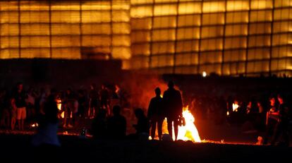 Jóvenes en torno a una de las hogueras en la playa La Zurriola de San Sebastián (Gipuzkoa).