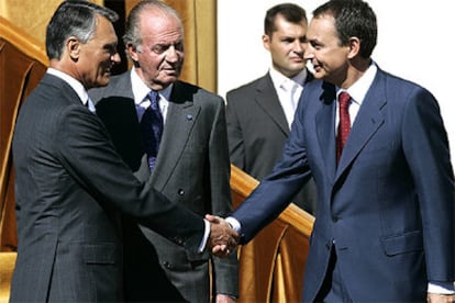 Cavaco Silva estrecha la mano de Zapatero en presencia del Rey Juan Carlos.