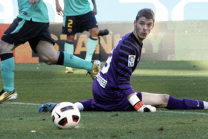 De Gea observa cómo se cuela en su portería el disparo de Messi que supuso el primer gol del partido.