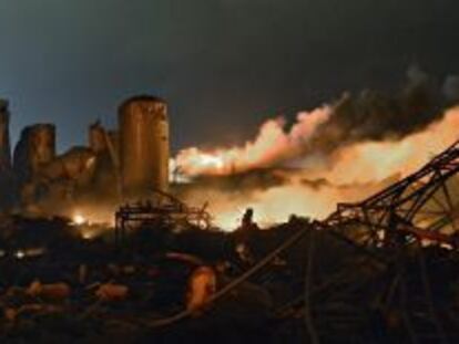Vista de los escombros, tras la explosi&oacute;n registrada en una planta de fertilizantes de la localidad de West, Texas (EEUU).