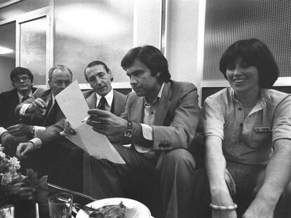 Noche electoral del 15 junio de 1977. A la sede de EL PAÍS acuden políticos de diversos partidos. En la foto, el del PSOE, Felipe González y su esposa, Carmen Romero, comentan algunos resultados con Jesús de Polanco y Enrique Barón.