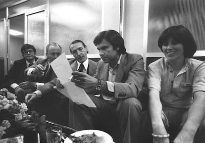 Noche electoral del 15 junio de 1977. A la sede de EL PAÍS acuden políticos de diversos partidos. En la foto, el del PSOE, Felipe González y su esposa, Carmen Romero, comentan algunos resultados con Jesús de Polanco y Enrique Barón.