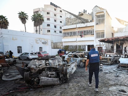 Las afueras del hospital bombardeado en Gaza, este miércoles.