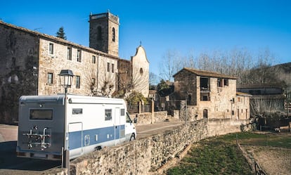 Una autocaravana estacionada en El Torn, en la provincia de Girona.