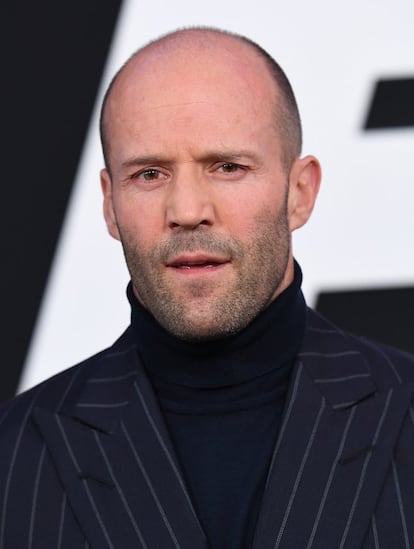 <p>Puede parecer increíble, pero Jason Statham (Shirebrook, Derbyshire, Reino Unido, 1967) no siempre fue ese calvo sexy que sale en películas de gánsteres como 'Snatch. Cerdos y diamantes' (Guy Ritchie, 2000). Hubo un día en que competía en natación y lucía una mata de pelo envidiable (<a href="https://smhttp-ssl-33667.nexcesscdn.net/manual/wp-content/uploads/2017/02/jason-statham-hair-diver.jpg" target="_blank">aquí una imagen que lo atestigua</a>). Pero la calvicie le llegó pronto y no hizo nada para ocultarla. Lejos de afectar a su carrera, le dio un empujón: hoy copa los papeles de héroe de acción atormentado y canalla que no necesita pelo para llevarse a la chica (tampoco en la vida real: está casado con la modelo y actriz Rosie Huntington-Whiteley).</p>