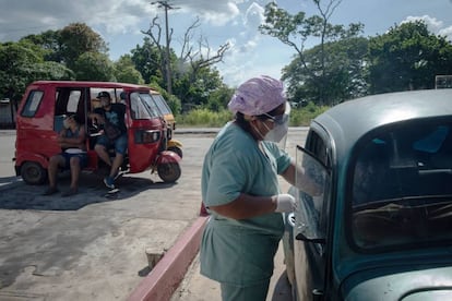 Una enfermera revisa los síntomas de un paciente sospechoso de COVID-19 en Macuspana, Tabasco.