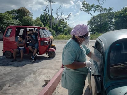 Una enfermera revisa los síntomas de un paciente sospechoso de COVID-19 en Macuspana, Tabasco.
