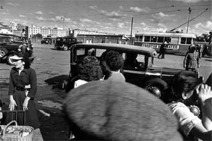 Taxis, piperas, policías urbanos y nacionales, tranvías la austera y pobre vida del Madrid de 1956.