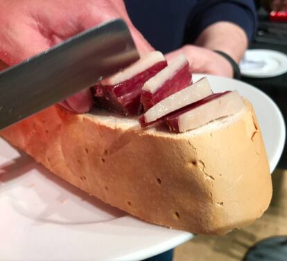 FORMA DE COMER EL JAMÓN EN LOS CAMPOS CHARROS, SEGÚN FERMÍN SÁNCHEZ / CAPEL 